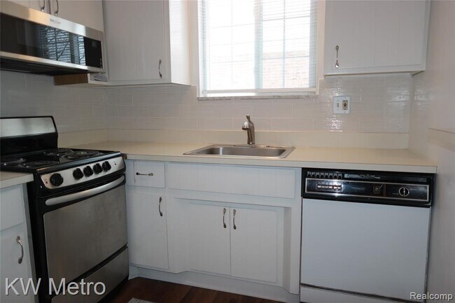 Building Photo - 630 Ann St