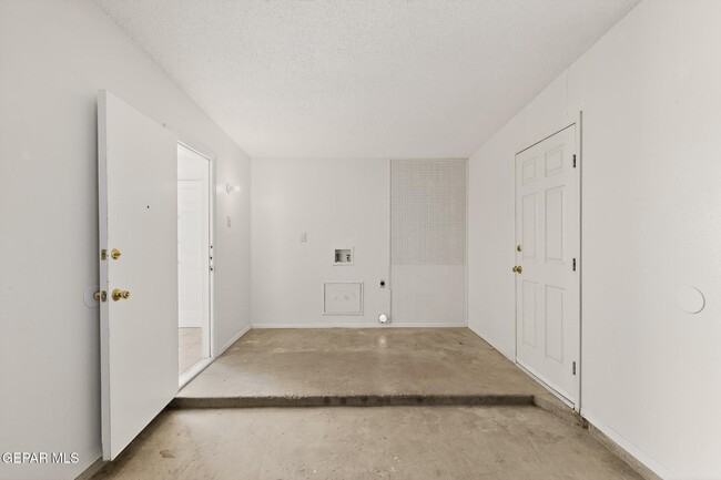 Building Photo - 10370 Kellogg St