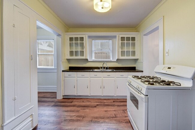 Building Photo - Charming 3-Bedroom Cottage in The Heights