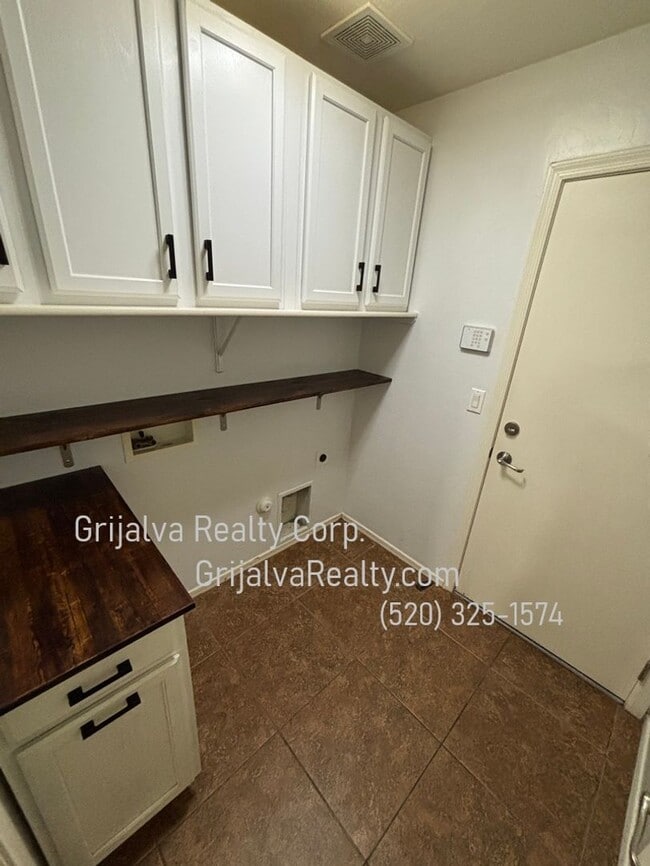 Building Photo - 4-Bedroom, 2 Bath House in Sycamore Park (...