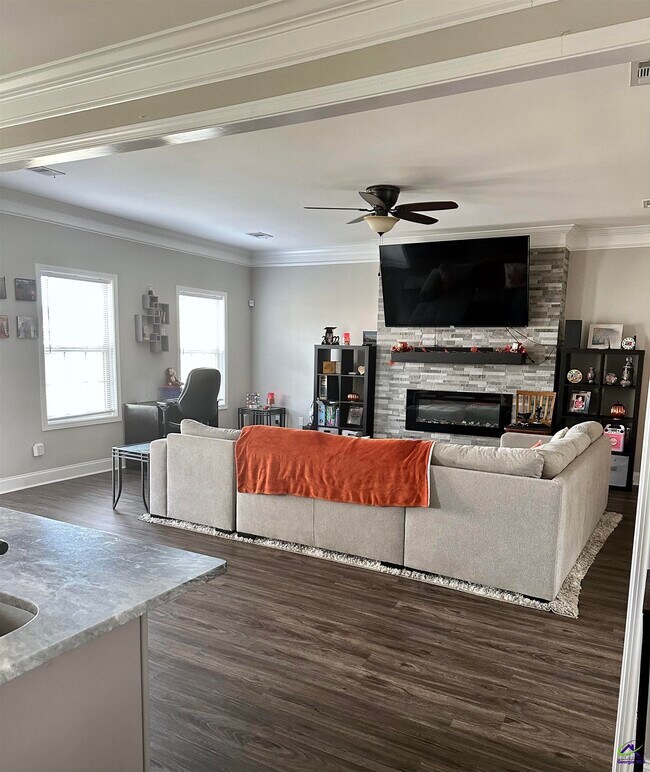 Building Photo - 201 Deven Ct