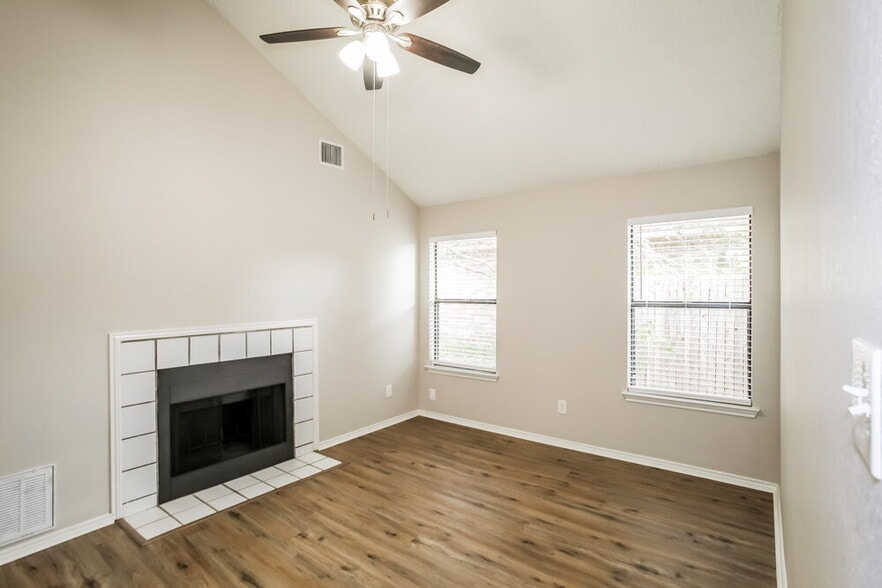 Building Photo - 605 Cox St