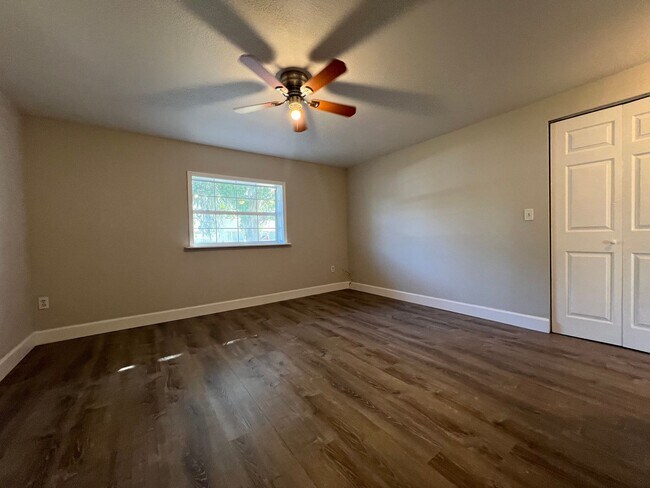 Building Photo - $1,795 ** Annual ** Available 5/15/26 ** Recently Upgraded **3 Bedroom / 2 Bath * Port Charlotte