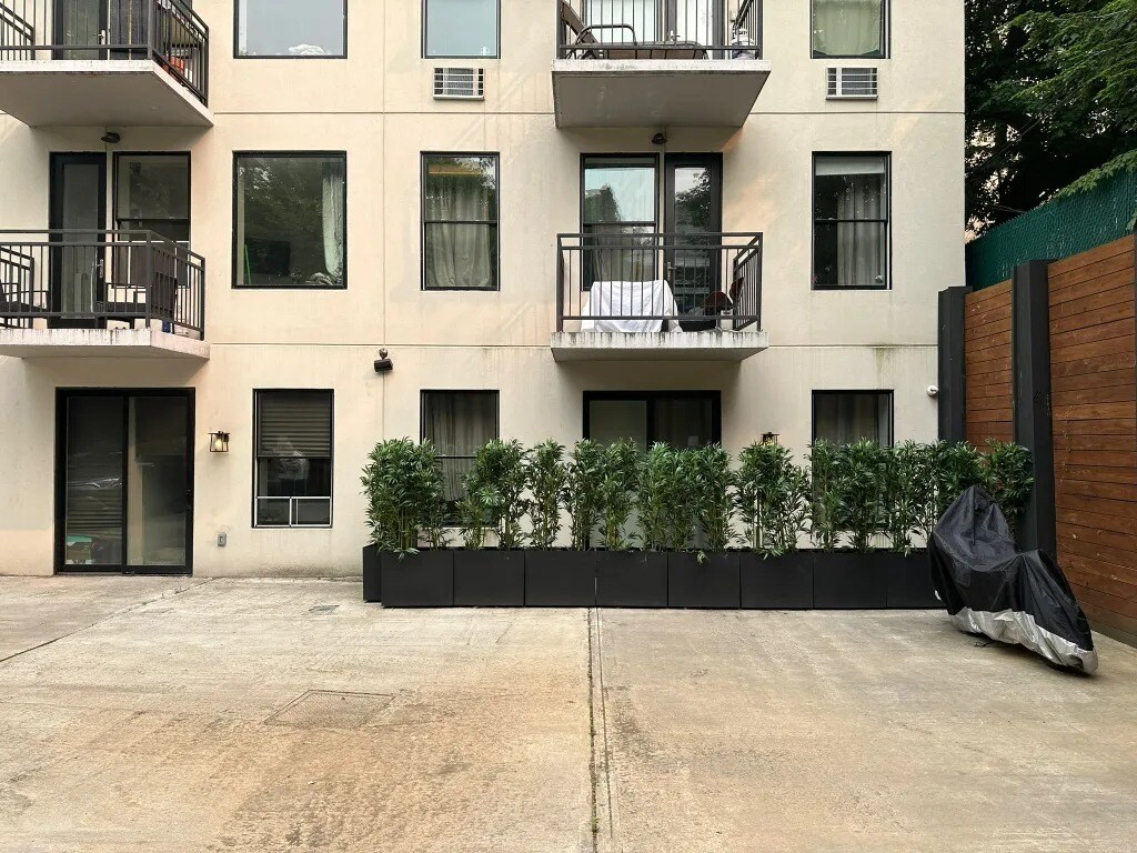 Building Photo - Furnished room/NOT APARTMENT