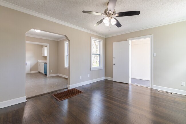 Building Photo - 1055 University St