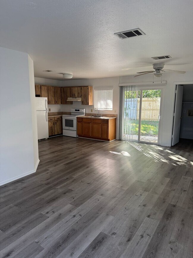 Building Photo - Stylish 2BR Cocoa Rental with Open Layout & Easy Commute