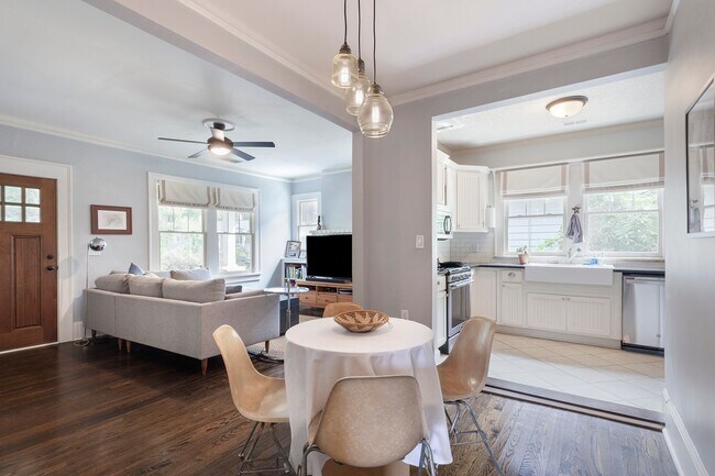 Building Photo - Beautiful 2bd/2ba Bungelow in Kirkwood wit...