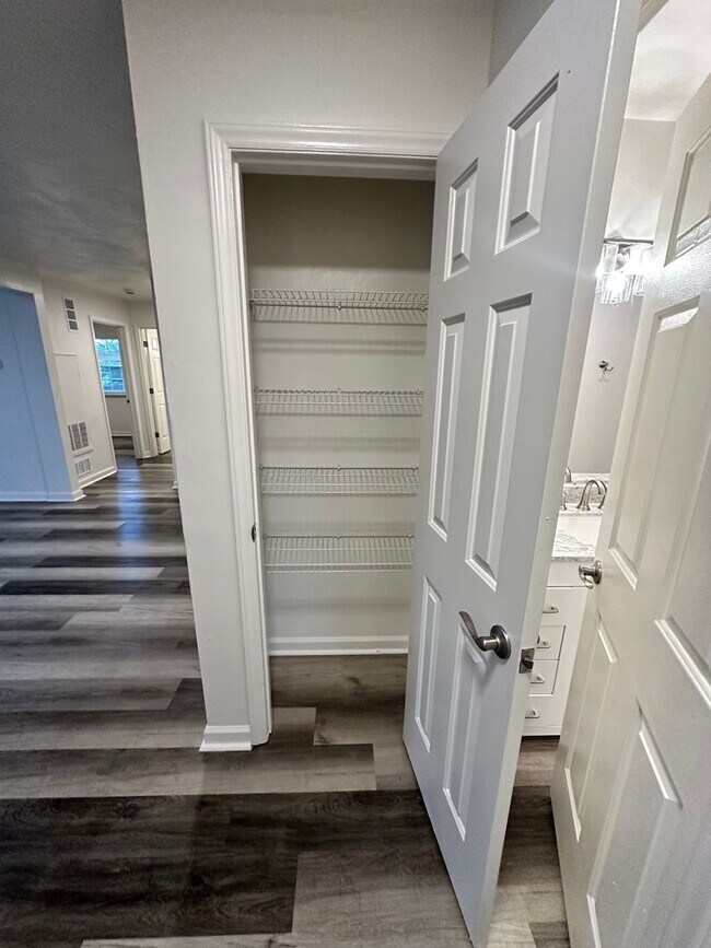 Building Photo - 1 Bedroom Available Collegiate Court  (SUB...