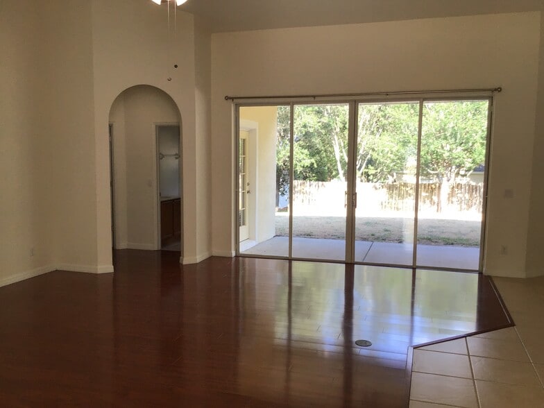 Building Photo - 3961 Long Branch Ln