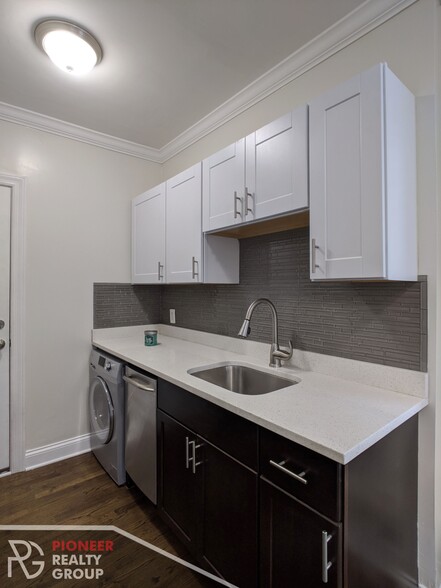 Building Photo - 3814 N Greenview Ave