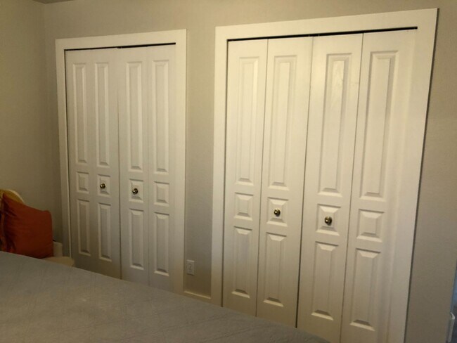 Building Photo - Charming 2br 1.5ba Two Level Condo in Dist...