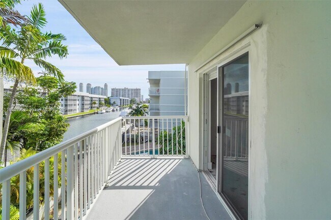 Building Photo - 3527 NE 168th St