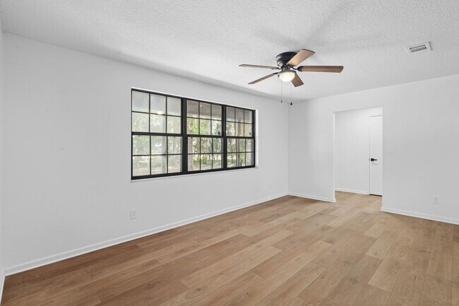 Building Photo - 3/2 Riverfront Brick Ranch, Access to the ...