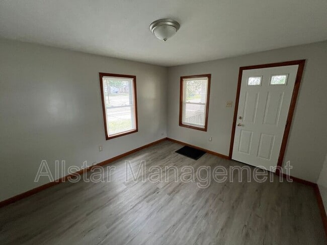 Building Photo - 825 W Highland Ave