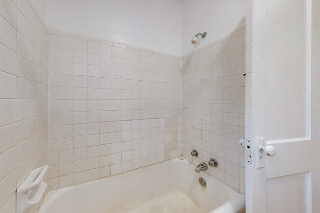 Building Photo - 212 Mesa St SE