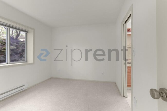 Building Photo - Unit C3