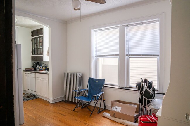 Building Photo - Ravenswood - 1 Bedroom / 1 Bath - Heat Inc...