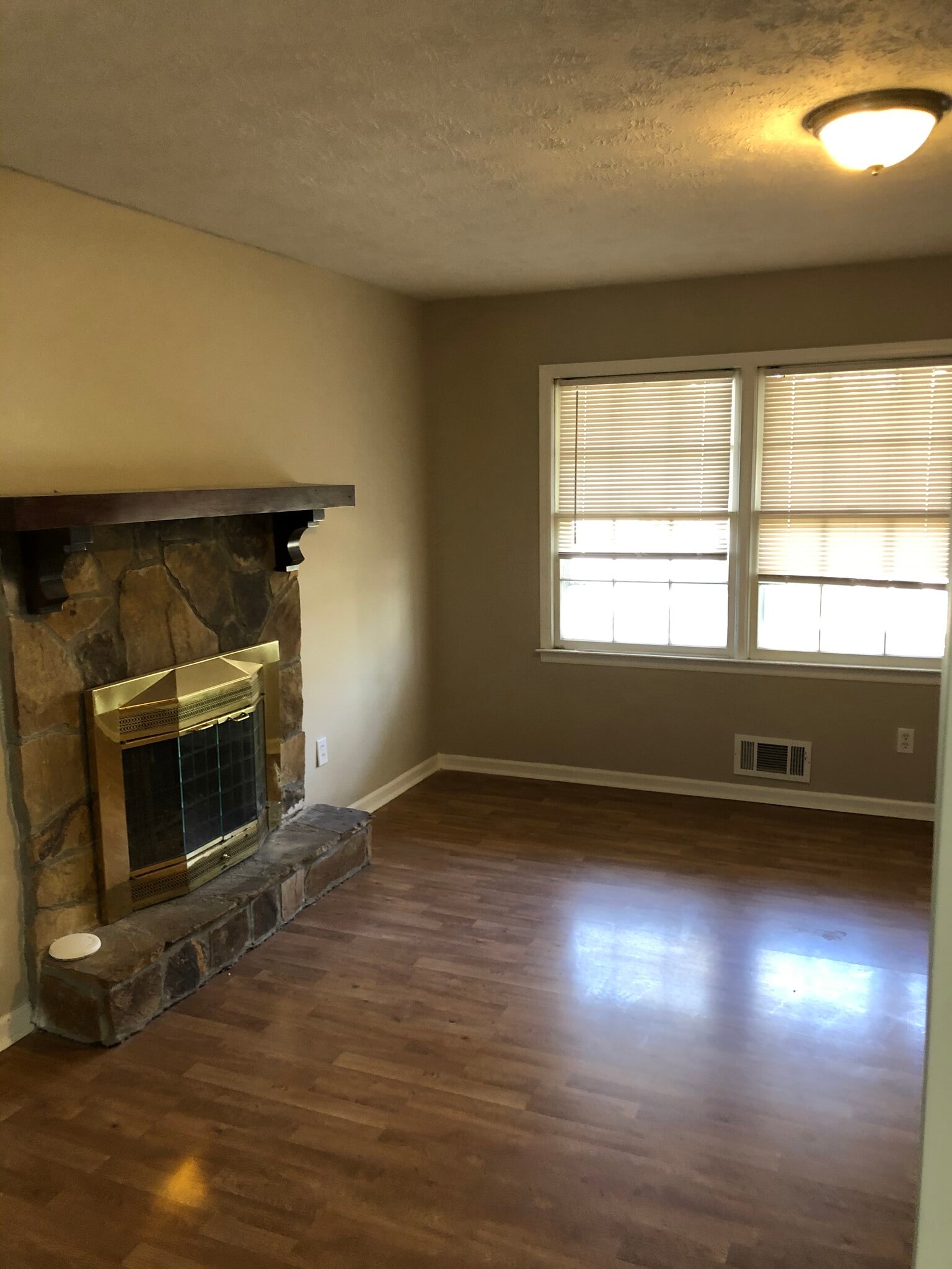 Building Photo - 1015 Eastview Rd NE