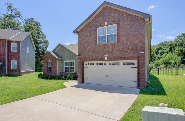 Building Photo - Sharp 3 bed 2 Bath Close To Ft Campbell