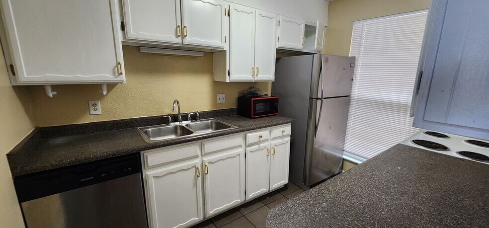 Building Photo - 188 Paris Cir