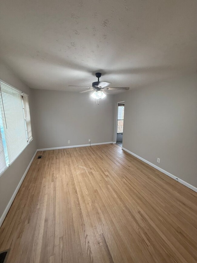 Building Photo - NEW RENTAL!  $1500 per month, Charming 3 bedroom, 1 bath House with fenced backyard! Heart of Sou...