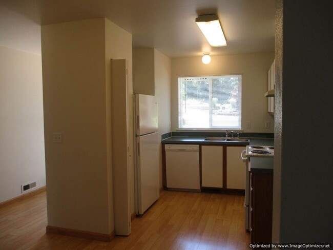 Building Photo - 2 Bedroom, 1.5 Bathroom Townhouse in Port ...