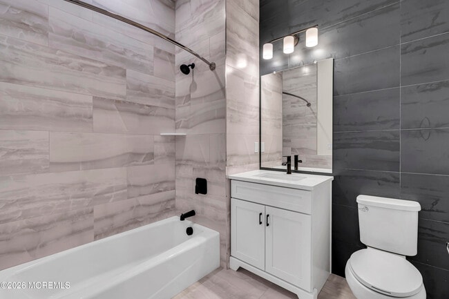 Building Photo - 527 Bangs Ave