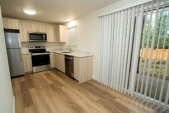 Building Photo - 403 43rd Ave SW