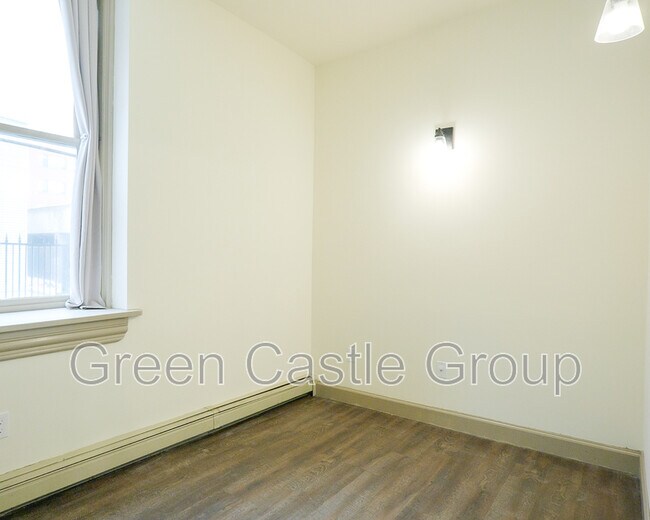 Building Photo - 260 College St