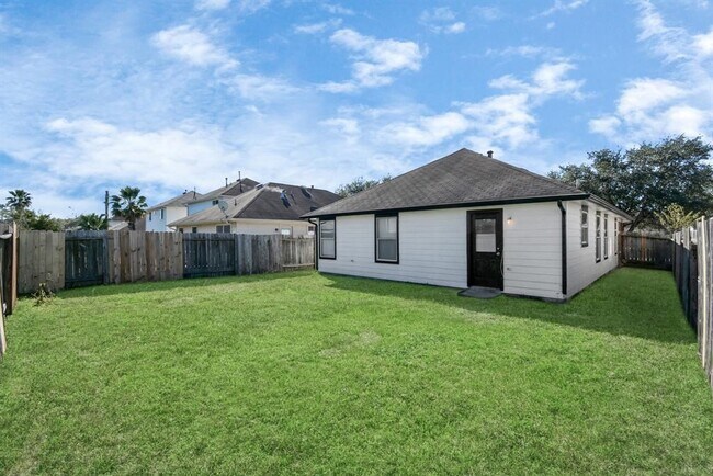 Building Photo - 21826 Hemlock Park Dr