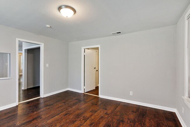 Building Photo - 1405 E 32nd St
