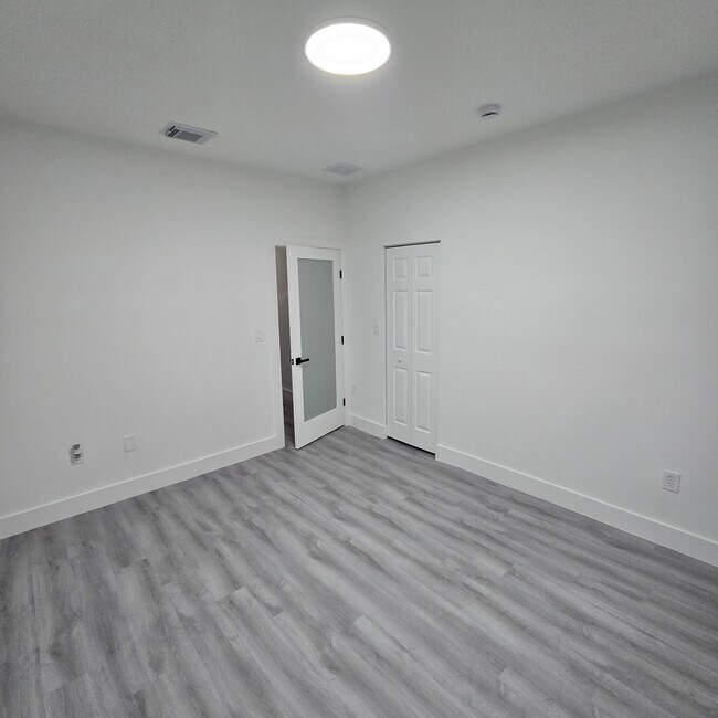 Building Photo - 4276 NE 26th Ct