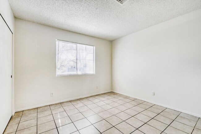 Building Photo - Move-In Ready 2-Bedroom with Cozy Fireplace!