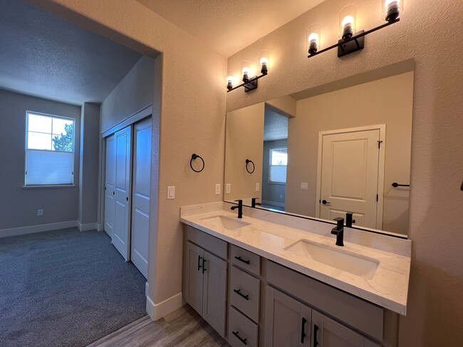 Building Photo - MUST SEE! 2/2.5/2 Townhome in Gardnerville