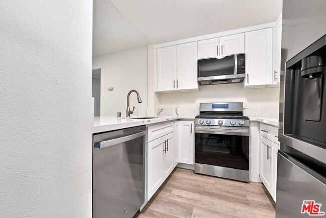Building Photo - 326 S Manhattan Pl
