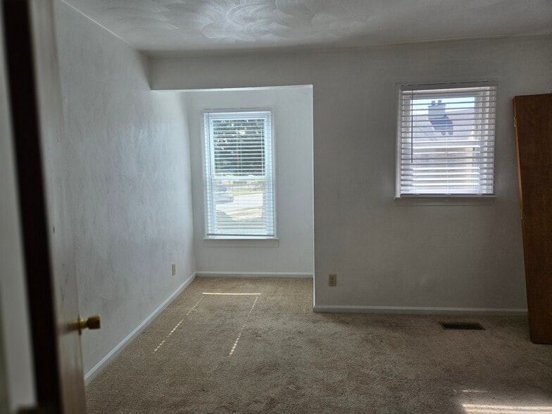 Main bedroom - 2032 Elmhurst Ln
