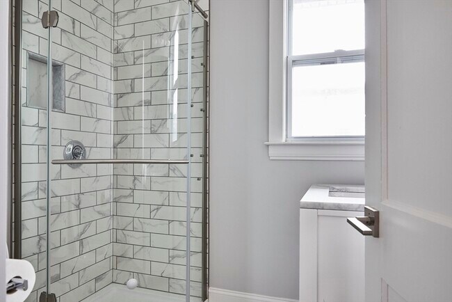 Building Photo - 52 Mansfield St