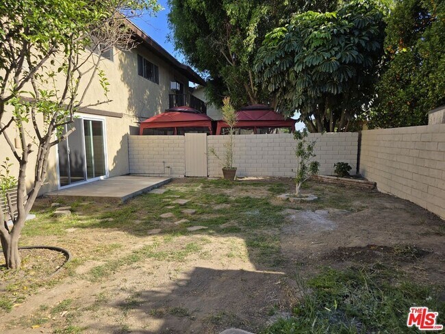 Building Photo - 14747 Woodruff Ave