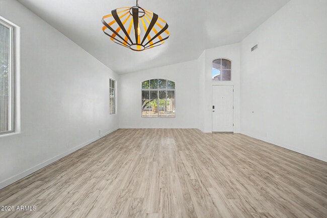 Building Photo - 7251 E Lakeview Ave
