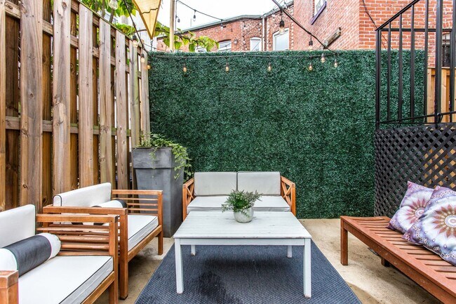 Building Photo - Cozy 1 Bedroom Apartment in Bloomingdale!