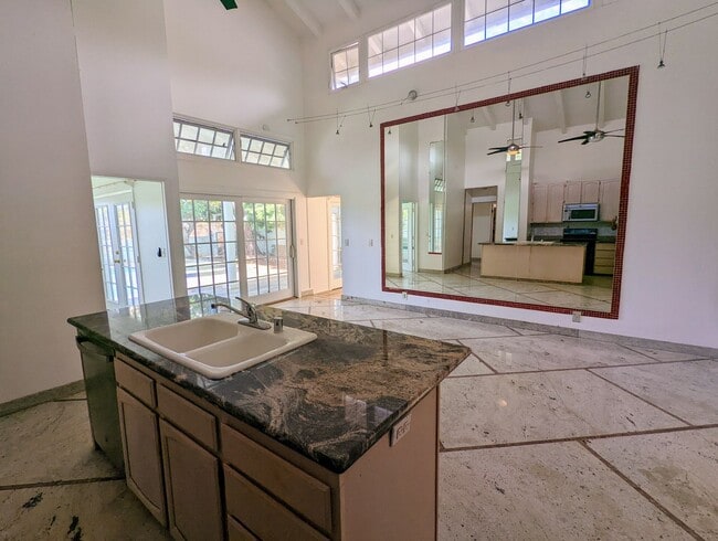 Building Photo - Kalama valley single level 4 bedroom home ...