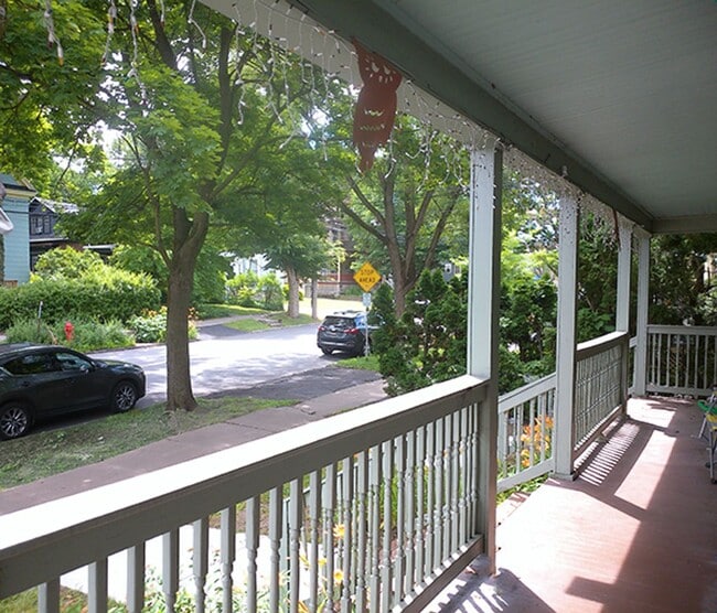 Building Photo - Bright, Beautiful Apartment with Front and...