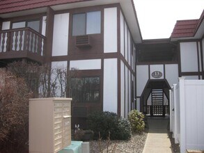 Building Photo - 14 06-13-6 Skyline Dr