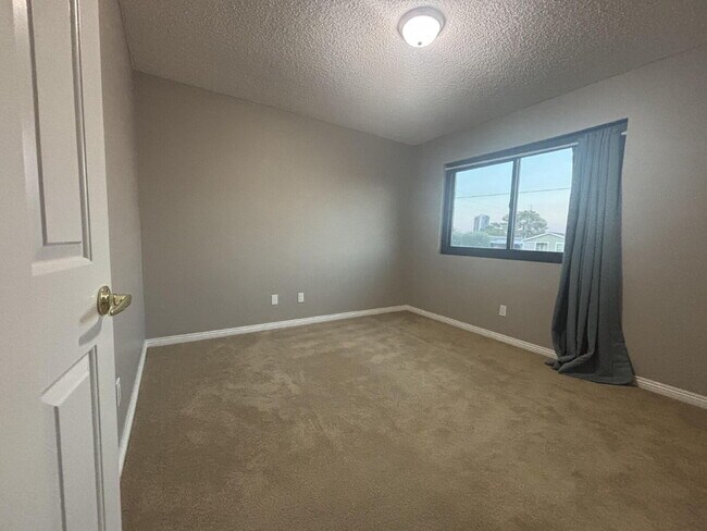Building Photo - 2 Bed |1 Bath Multi-Family Unit with Private Backyard for Rent – North Las Vegas