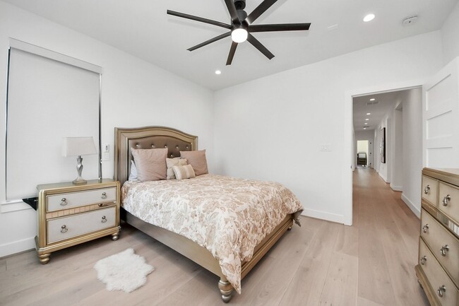 Building Photo - 5327 S Braeswood Blvd