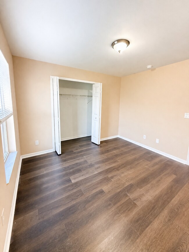 Building Photo - Central located 3 bed 2 bath duplex- 1 car garage