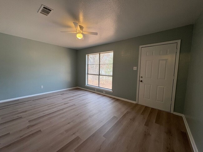 Building Photo - Very nice 3 bedroom/1 bath house with Central Air & Heat