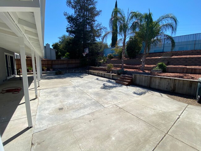 Building Photo - 4 Bed 2 Bath Single Family Home In Antioch...