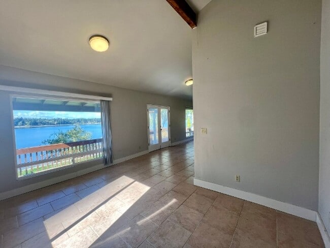 Building Photo - Beachfront Cabin - Water Included