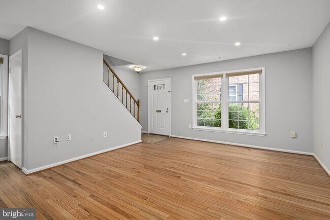 Building Photo - 2514 S Walter Reed Dr